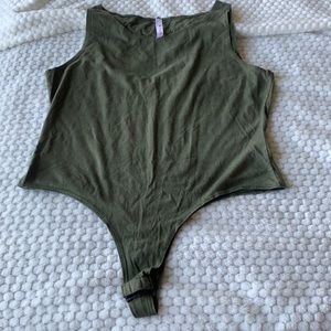 Green kaki. It’s size small.